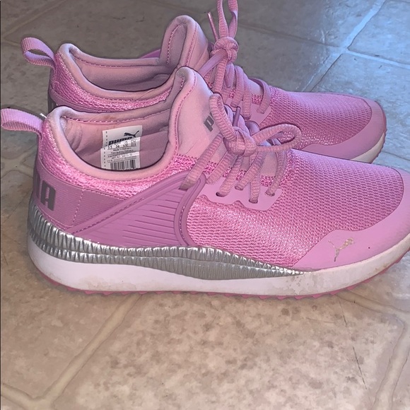 Puma girls size 4.5Y - Picture 3 of 3